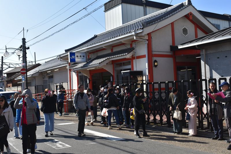 伏見稲荷大社の目の前にある稲荷駅。電車が到着するたびに観光客が大量に下車（筆者撮影）