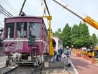 川口市の青木町公園からデハ230形を搬出する作業