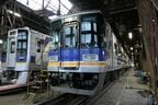 隣は2016年製の通勤型車両の8300系