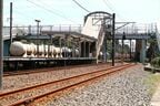 鹿島サッカースタジアム駅を後にする貨物列車