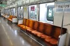 リニューアルで座席は1人ずつ区分された形になった