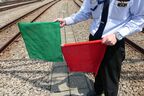 緑色旗と赤色旗で誘導する