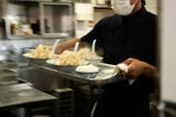 ライスと共に運ばれていくちゃんぽん（筆者撮影）