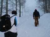 雪山のゲレンデでYONEXのウィンドブレーカーを着る筆者。さすがに真冬では無理だが、春スノボではYONEXのウィンドブレーカーを着て、雪山を滑ることも多々ある（筆者撮影）