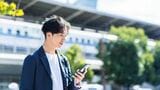 スマホを持った男性