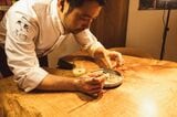 前菜と現場オペレーションを担当する和食の料理人、清水研羊さん。前菜では日本料理の象徴である出汁を使いながらも、イタリアンを意識したり多国籍にしたり、和洋折衷で日々新しいメニューを提案している（写真提供：とんかつ乃ぐち）