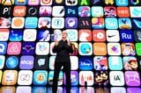 WWDC21でアプリエコシステムに関して説明するティム・クックCEO（写真：アップル）