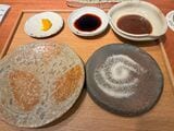 とんかつに合わせる調味料として、クリスマス塩、豚肉から煮出した旨味の濃い自家製ソース、たまり醤油、和からしが用意されている（筆者撮影）