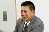 大崎電気工業の小野信之氏（ソリューション事業部副事業部長兼事業統括部長）。同社は2018年からスマートロックの開発・発売を行っている（写真：筆者撮影）
