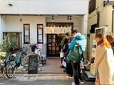 こちらも千葉さんおすすめ「洋食 小林（東京都豊島区巣鴨4-16-8）」ランチ時はこの行列（筆者撮影）