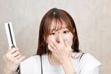 前髪のセットの仕方を解説するAYAMARさん