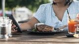楽しい実験のつもりで始めたのに、いつの間にかChatGPTとの際どいやり取りにハマってしまった28歳の「アイリン」（写真：Helen Orr／The New York Times）