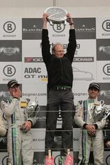 ADAC GT-Masters Round 7で優勝しトロフィーを掲げるアンドレアス・ボーフェンジーペン（写真：ニコル・オートモビルズ合同会社）