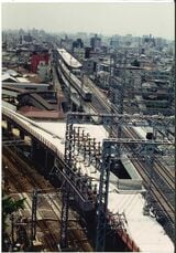 高架化された南海本線。高野線はまだ地上を走っている＝1993年5月（写真：南海電鉄）