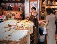 店頭でコーヒーを無料配布、消費不振でも急成長する輸入食材店
