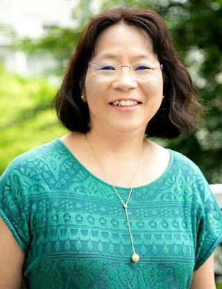 今井むつみ（いまい・むつみ）慶應義塾大学環境情報学部教授。専門は認知・言語発達心理学、言語心理学。 平塚江南高校、慶應義塾大学文学部西洋史卒業後、教育心理学に興味を持ち社会学研究科に進学。在学中の1987年より渡米。93年ノースウエスタン大学心理学部博士課程を修了し、94年博士号（Ph. D）を取得。93年より慶應義塾大学環境情報学部助手。 専任講師、助教授を経て2007年より現職。著書に「ことばと思考」「学びとは何か―〈探究人〉になるために」「英語独習法」（すべて岩波新書）、「ことばの発達の謎を解く」（ちくまプリマ―新書）、「言葉を覚えるしくみ―母語から外国語まで」（ちくま学芸文庫）、「親子で育てることば力と思考力」（筑摩書房）などがある（写真：今井氏提供）