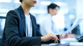 オフィスで仕事をするビジネスパーソン