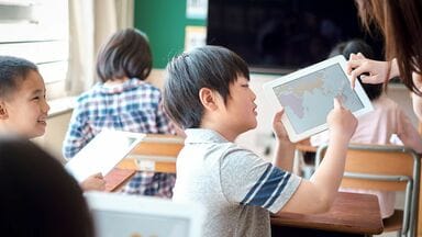 ｢北欧は学力低下で紙回帰｣はウソ？《デジタル教科書》正式導入でざわつく学校現場､問われる｢多様な学び方の保障｣