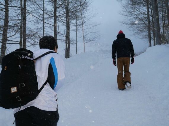 雪山のゲレンデでYONEXのウィンドブレーカーを着る筆者