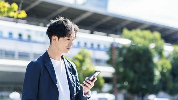 スマホを持った男性