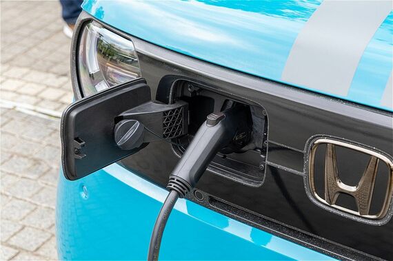 普通充電ポートでの充電シーン