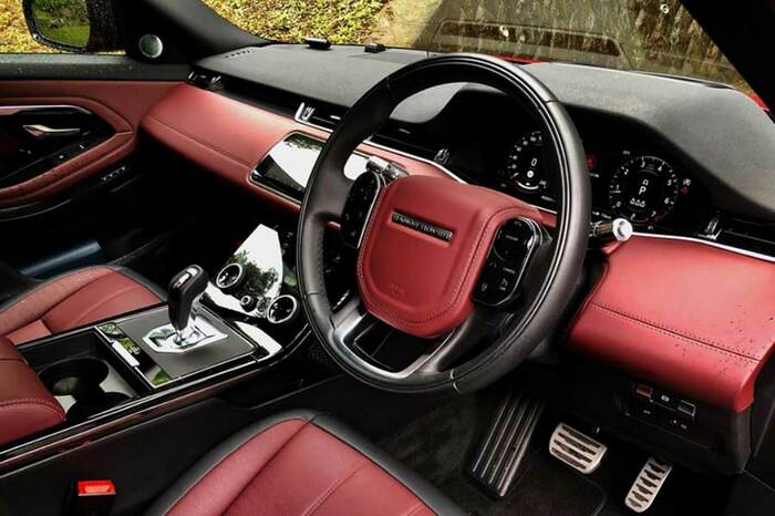 「R-DYNAMIC P300MHEV」の2トーンの内装