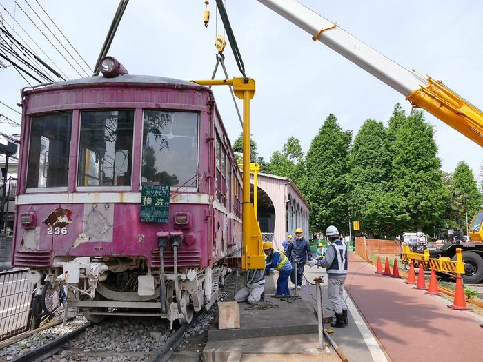 川口市の青木町公園からデハ230形を搬出する作業