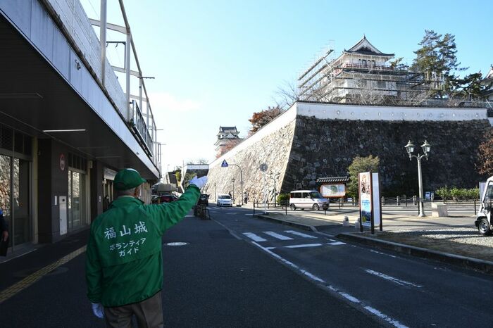 福山駅前で福山城の説明がある