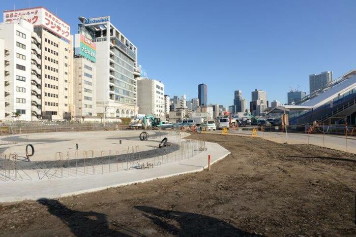 駅前に建物の基礎部分がある