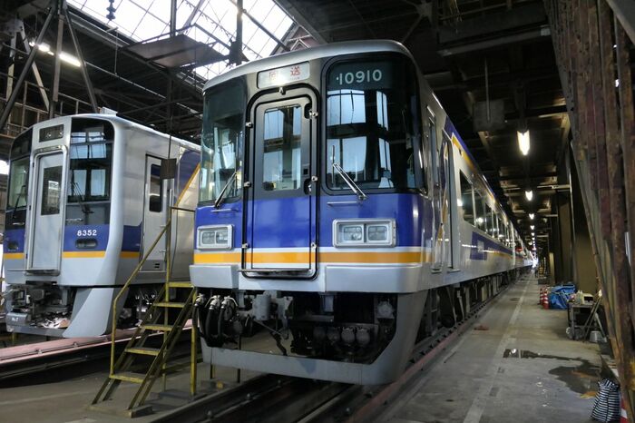 隣は2016年製の通勤型車両の8300系