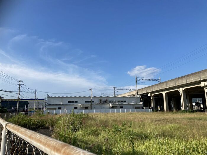 瀬戸大橋線高架の西側に広がる空き地