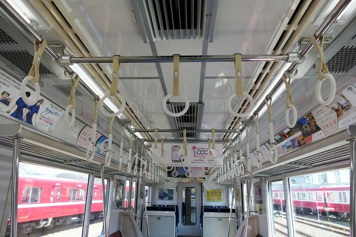 縦横にならぶつり革