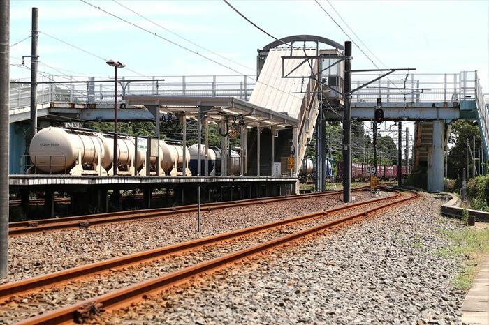 鹿島サッカースタジアム駅を後にする貨物列車