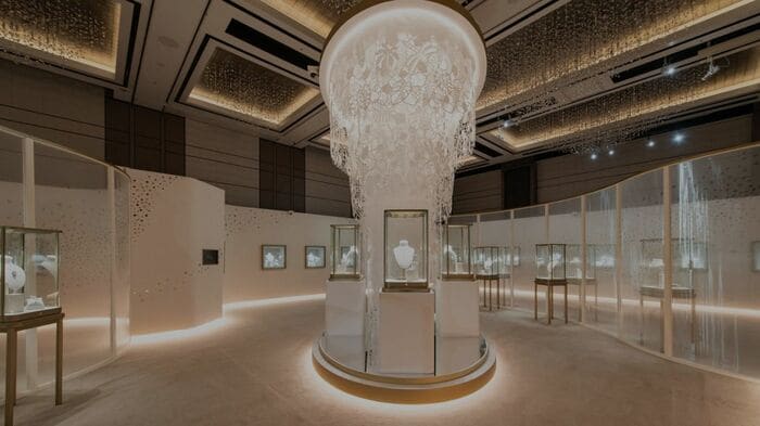 高級感あふれる宝飾品の展示