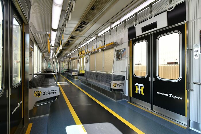 「タイガース号」の車内。球団のロゴなどが