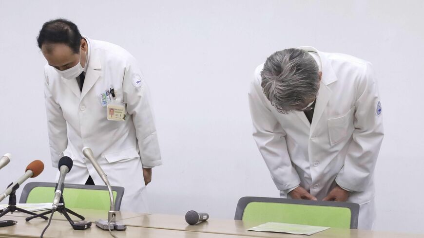 2022年12月06日、3度目の誤抜歯で診療停止。医療事故を受け、記者会見で謝罪する長崎大病院の副院長（右）ら（写真：共同通信イメージ）
