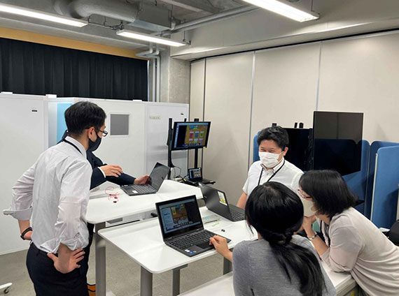 研究研修グループの研修の様子。メタバースを活用した授業の実験をした