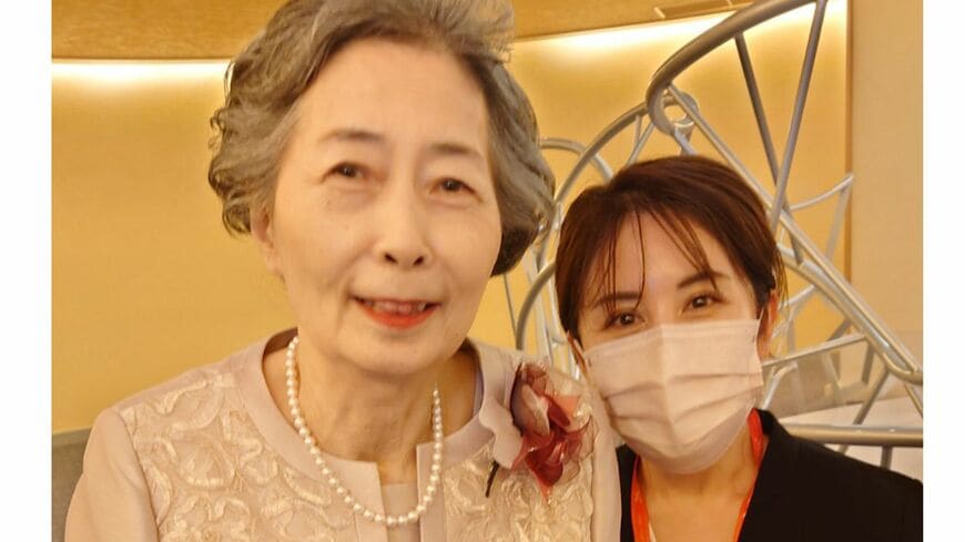 ご子息の結婚式に参列した比留間直子さんと、細山理恵看護師。遠方の結婚式でも、ツアーナースがいることで参加が可能になる場合がある（写真はケアミックス提供）