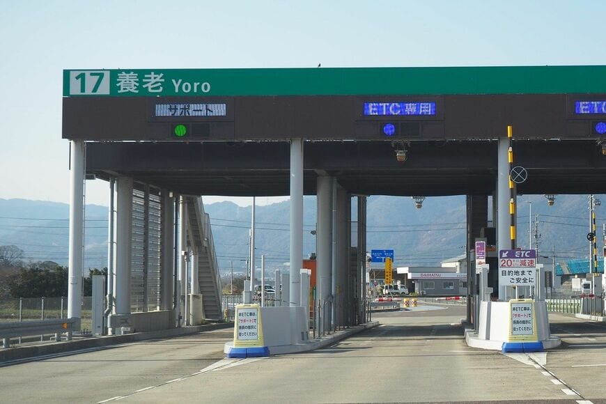 すでにETC専用となっている東海環状道「養老IC」。左がサポートレーンとなっている（筆者撮影）