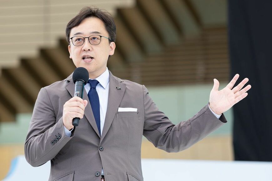 2026年6月18日に発売した日産の新型「キックス」と、その発表会の様子（写真：日産自動車）
