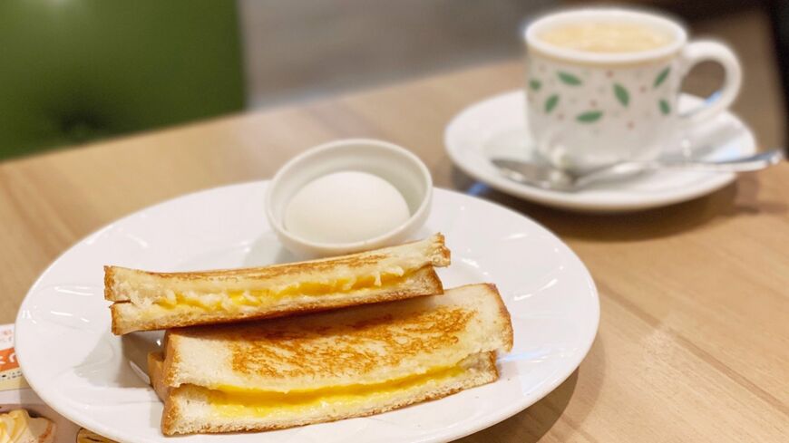 デニーズの「軽食モーニング グリルドチーズサンド」。税込み220円のびっくり価格ですが、あるからくりが。しかし、それを知ったとしても「コスパ最強」なのは変わりません（写真：筆者撮影）