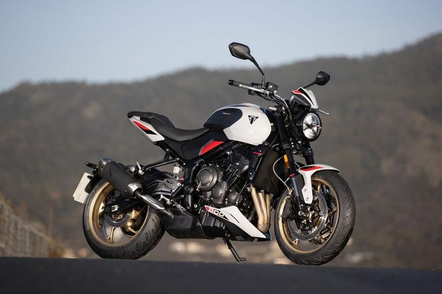 アップタイプのサイレンサー、ベリーパン(アンダーカウル)、メーターバイザー兼ねたフライスクリーンを標準装備。これらはプレミアム感を高めるトライデント800だけの仕様だ（写真：TRIUMPH）