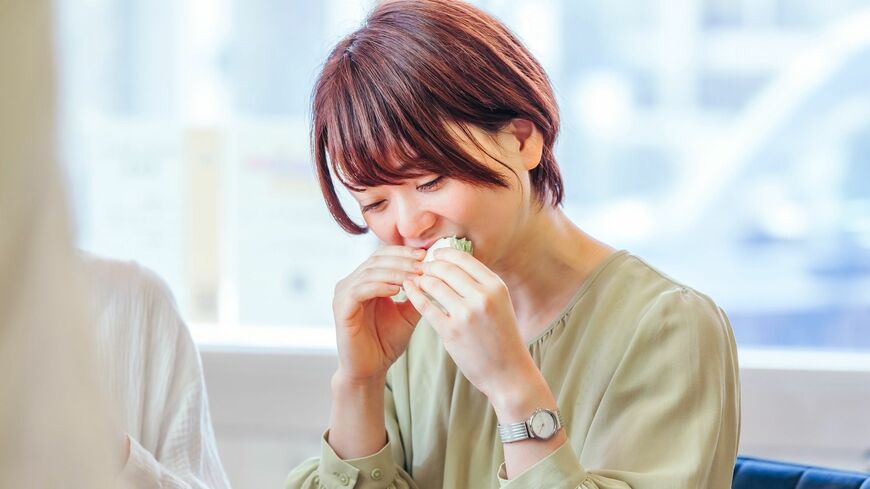 口の力が衰え、会話や食事で悩んでいる人が若い人たちの中でも増えている。現代人の口の老化の現状と、その対策法を紹介します（写真：buritora／PIXTA）
