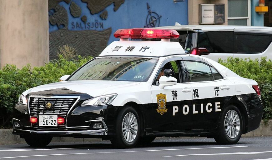 ロイヤルがベースの210系クラウン警らパトカー。視認性に優れる昇降式の警光灯を備えている（写真：大塚正諭、有村拓真『平成～令和新時代 パトカー30年史』）
