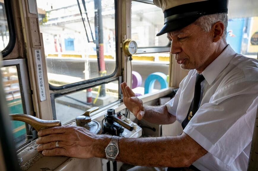 車内の隅々を案内してくれたドゥアルテ運転士（写真：筆者撮影）
