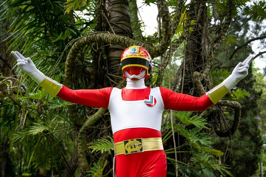 チェンジドラゴンのコスプレをしてポーズを決めるダニー・ツルギさん（写真：筆者撮影）