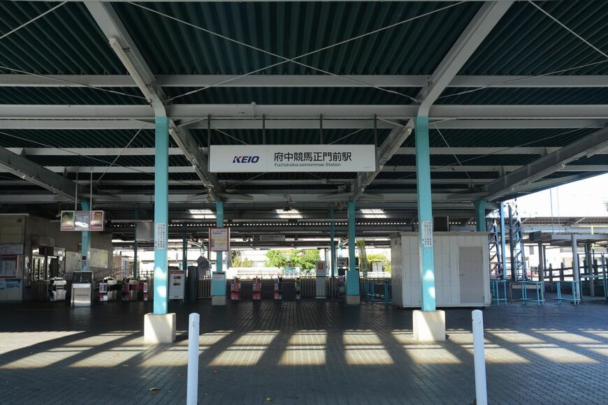 京王競馬場線の府中競馬正門前駅。短い路線だが路線名も駅名も長い（筆者撮影）