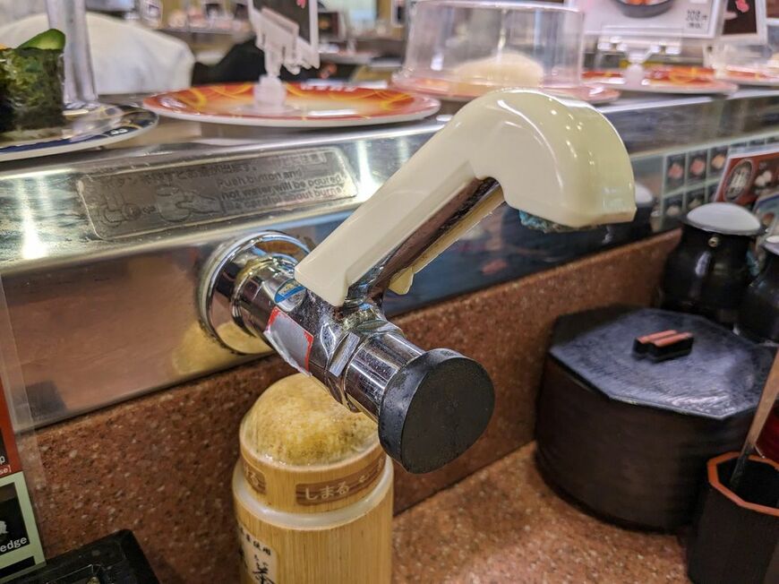 回転寿司が好きである。お茶を入れて「今日は何を頼もうか」と考える時間が楽しい（筆者撮影）