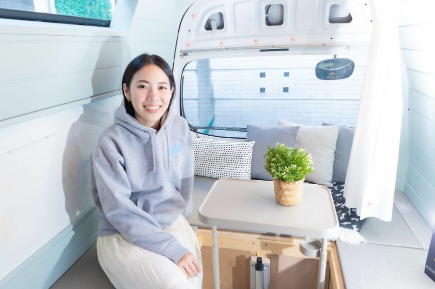 バンライフを送る宮本さんと愛車（東洋経済オンライン編集部撮影）