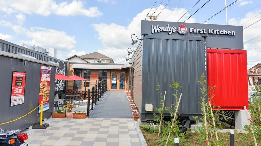 2022年9月1日にオープンした「ウェンディーズ・ファーストキッチン129平塚田村店」。組み立て・解体ができるトレーラー型で、同チェーンの郊外店強化戦略の一翼を担う（撮影：大澤誠）この記事の画像を見る(◯枚)